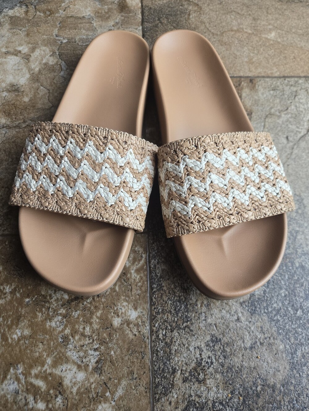 Universal Thread Tan And White Slide Sandals Size 8